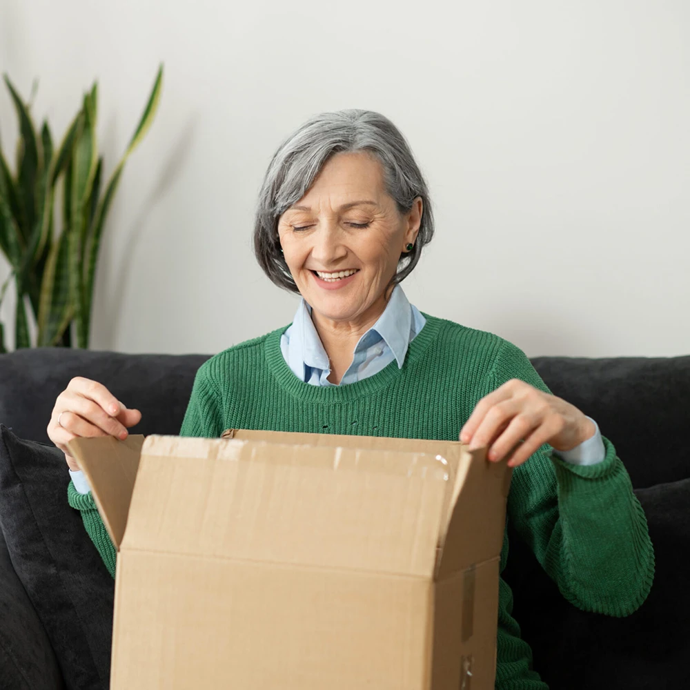 Geöffnete Rosies Pflegebox mit Handschuhen, Desinfektion & Co.